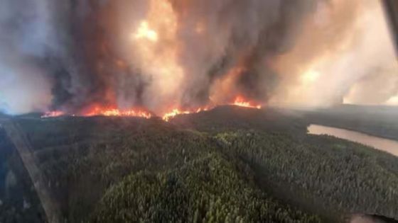 Au Canada, des feux de forêt conduisent à l'évacuation de 17 000 personnes