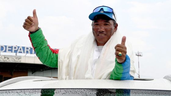 Un Népalais atteint le sommet de l'Everest pour la 31e fois, battant son propre record