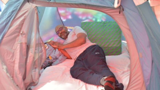 Le cardinal Piat et le père Mongelard rendent visite au gréviste Joyram