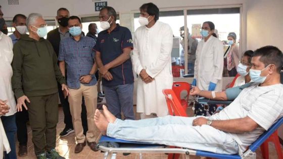 [En images] Le PM présent pour une opération de don de sang à Dagotière 