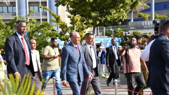 [En images] Dépôt de gerbes au pied de la statue de SSR