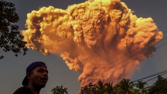 Bali : une trentaine de vols annulés après l'éruption d'un volcan