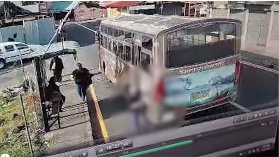Chute fatale d’un passager d’autobus : le chauffeur, un sergent de police, arrêté et libéré sous caution