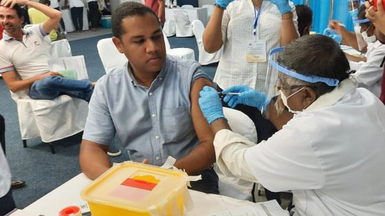 Campagne de vaccination contre la Covid-19 : des employés d’hôtel Le Ravenala vaccinés
