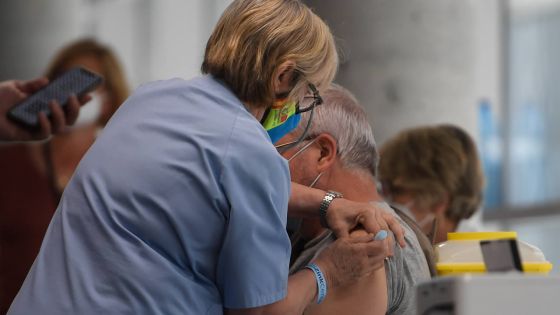 Covid-19 : le vaccin réduit de 87% le risque d'être hospitalisé chez les plus de 75 ans