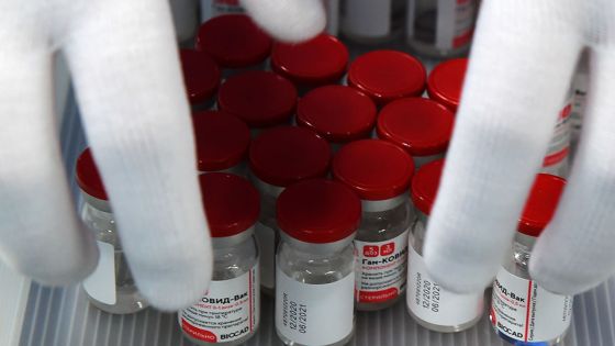 Covid-19: flambée aux Etats-Unis, vaccinations en Russie et au Royaume-Uni