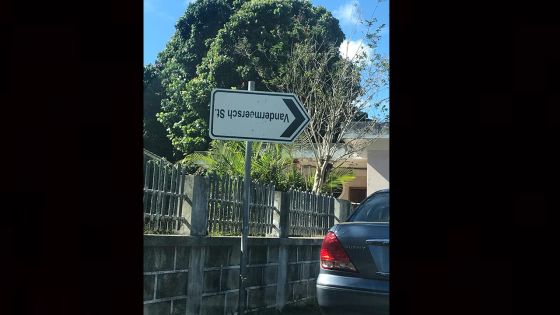 C'est le monde à l'envers : un panneau qui risque de vous faire perdre le nord