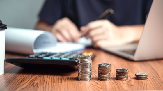 La roupie se renforce face à l’euro, mais s’affaiblit vis-à-vis du dollar 