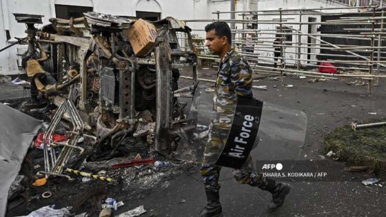 Sri Lanka : un patron de la police, attaqué par la foule, brièvement hospitalisé 