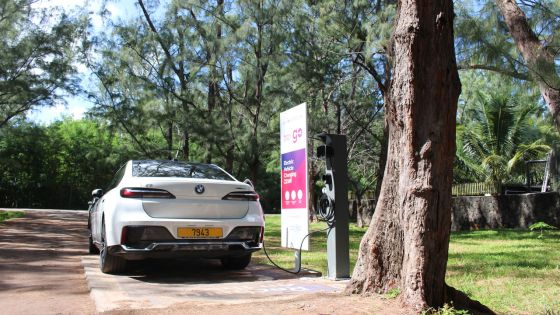 Véhicules électriques : une borne de recharge publique sur le parking de la plage du Morne