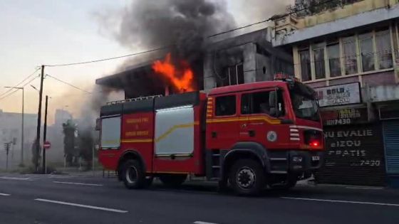 Incendie dans un bâtiment commercial en face des Casernes Centrales
