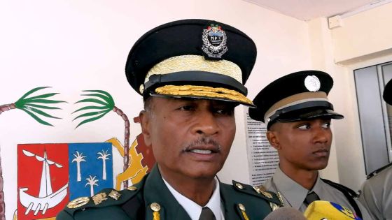 Manif des gardiens de prisons devant la Government House : «Nu pe gete kuma kapav truv enn solision», dit Vinod Appadoo