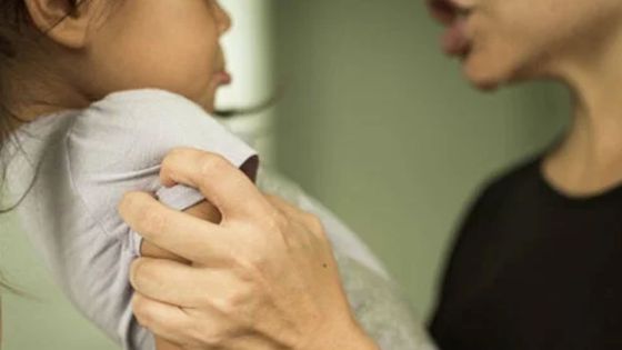 «Ma mère m’a assené plusieurs coups avec un gourdin», allègue une fille de 12 ans