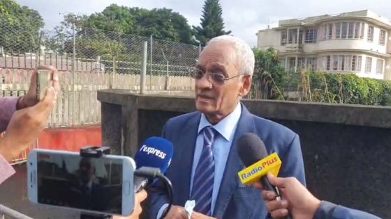 Vishnu Lutchmeenaraidoo rend hommage à SAJ à La Caverne, Vacoas