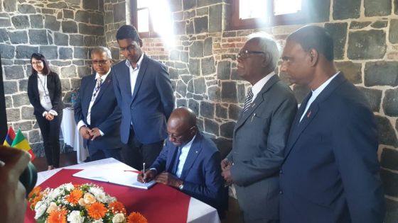 Musée de l'esclavage : le ministre sénégalais Abdoulaye Diop visite l'ancien hôpital militaire