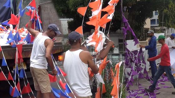 Port-Louis : le personnel de voirie s’active à enlever les oriflammes de campagne