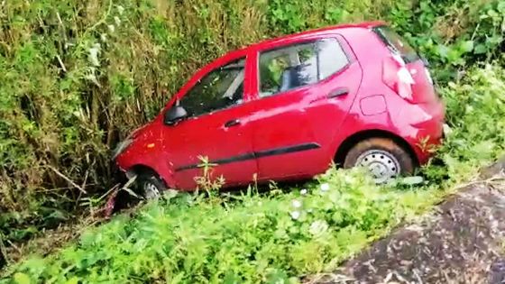 Chamarel : une voiture avec à son bord deux Sud-Africains finit dans un ravin