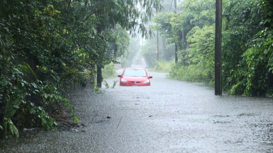 Pereybère : une voiture prisonnière des eaux