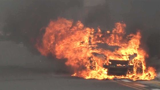Voiture ravagée par les flammes : « De la fumée sortait du capot », dit le propriétaire