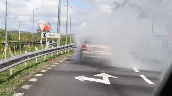 Réduit : une voiture prend feu