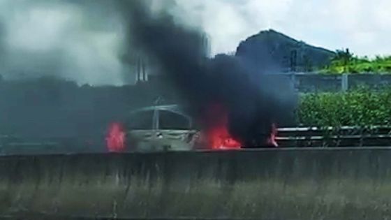 Verdun : une voiture en proie aux flammes  