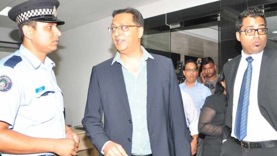 Ébène : Roshi Bhadain interdit d’accès à son bureau