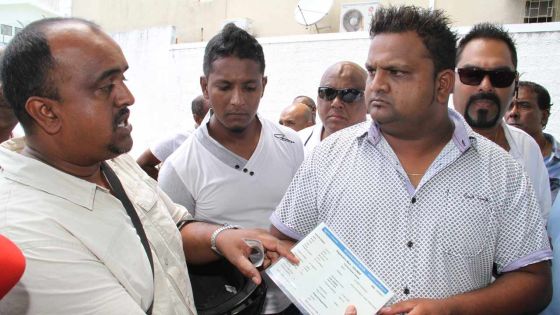 Autocollant : grogne des propriétaires de minibus 