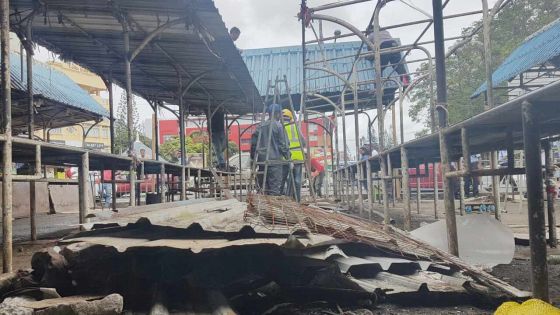 Démolition du marché de Quatre-Bornes