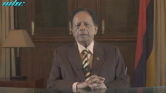 Extrait : Sir Anerood Jugnauth cède le pouvoir à Pravind Jugnauth