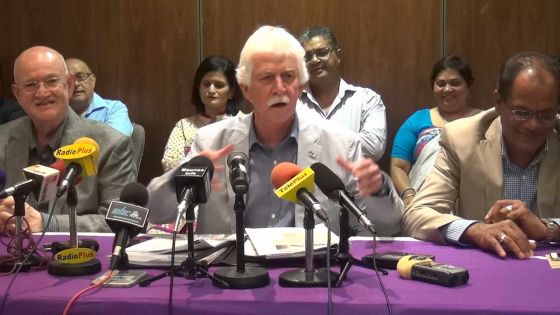 Paul Bérenger traite Xavier Duval et Roshi Bhadain de «clowns»