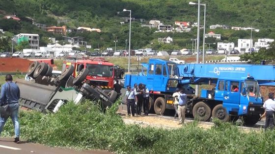 Montebello : un poids lourd se renverse, le chauffeur tué