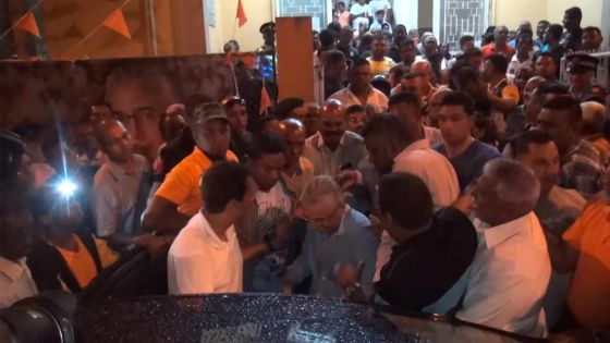 Plaine-Verte : Pravind Jugnauth et Anwar Husnoo pris à partie par des «marchands ambulants»