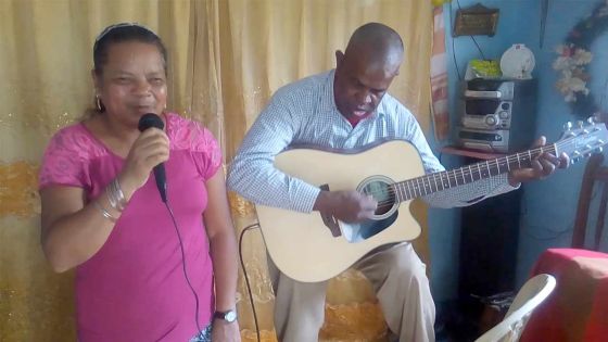 Fête de la musique: deux malvoyants célèbrent la vie en chansons