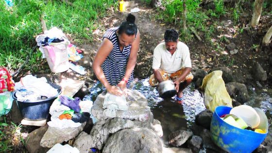 Pauvreté extrême : une famille contrainte de vivre dans un entrepôt à Albion