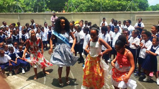 La Gaulette : Miss Monde 2019 s'offre quelques pas de danse avec des écoliers
