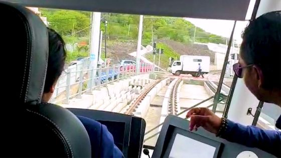 La Butte : Un camion s’arrête et freine la course d'un tram du Metro Express 