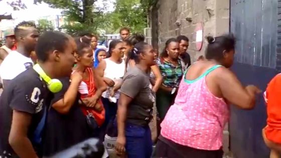 Inondations : plusieurs familles mécontentes devant le poste de police d'Abercrombie 