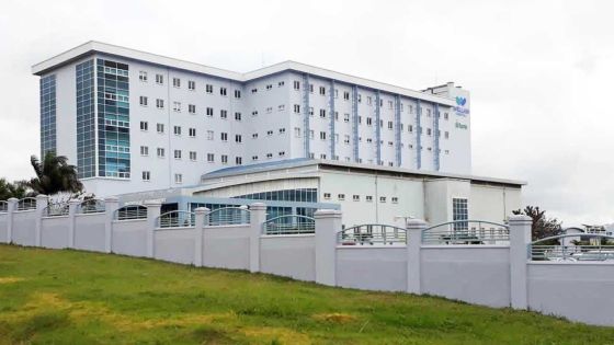 Déclaré guéri puis testé positif, le diplomate sud-africain parti «contre avis médical» de Wellkin se confie à Radio Plus