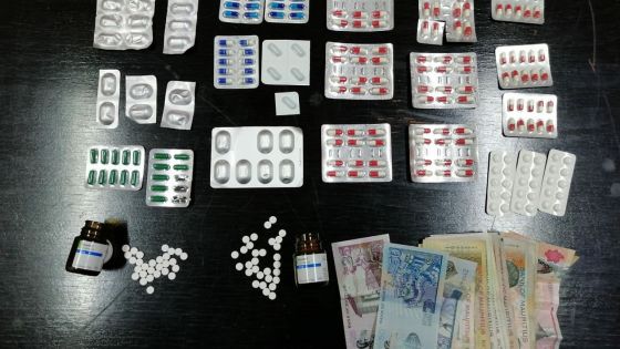 Une femme tenant son bébé et deux hommes arrêtés transportant des psychotropes