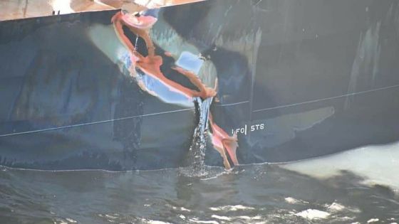 Wakashio : l’huile s’échappe par quantité par la brèche dans la coque du vraquier
