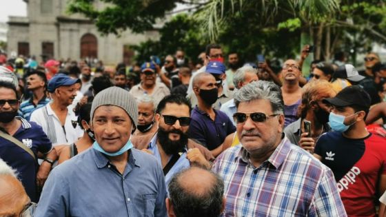 Comparution de Yogida Sawmynaden :  mobilisation d’une centaine de personnes devant la cathédrale St-Louis