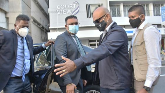 [En images] Private Prosecution : le ministre Yogida Sawmynaden est arrivé à la New Court House 