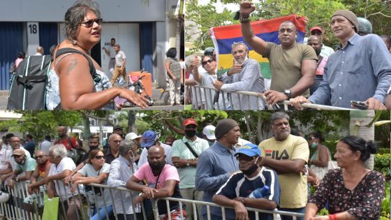 Comparution de Yogida Sawmynaden : des personnes rassemblées devant la cathédrale St-Louis