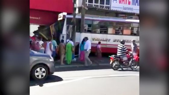 Triolet : un autobus fait une sortie de route et termine sa course dans un magasin