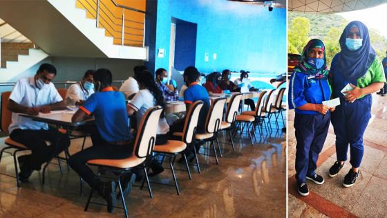 [En images] Campagne de vaccination anti-Covid-19 : pompistes et employés de supermarchés reçoivent leur première dose à Pailles