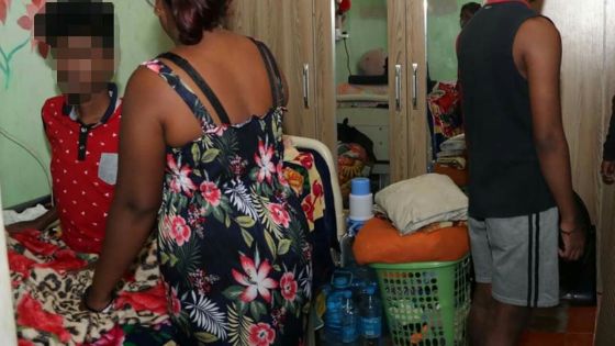 Quality Beverages répond à l’appel de la maman de Rahul qui a besoin de 3 packs d’eau par semaine