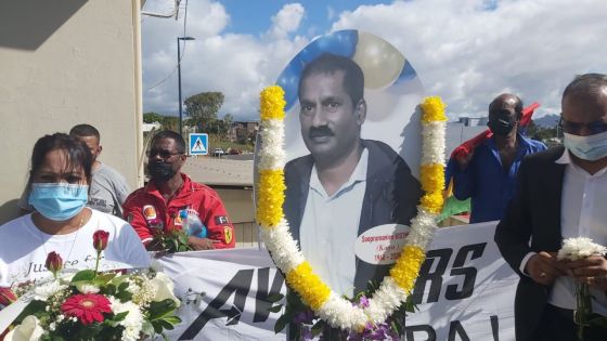 Marche pacifique et dépôt de gerbes : une stèle de Soopramanien Kistnen dévoilée au rond-point de Telfair  