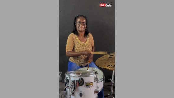 Couturière le jour, batteuse le soir : Nicole, 68 ans, montre qu’il n’y a pas d’âge pour vivre sa passion