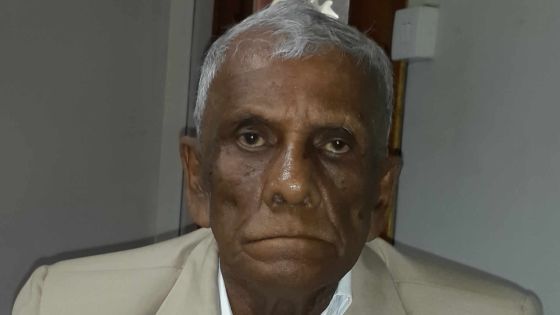 Arrêté il y a six ans à sa descente d’avion: Il réclame à l’État Rs 500 000 à 89 ans