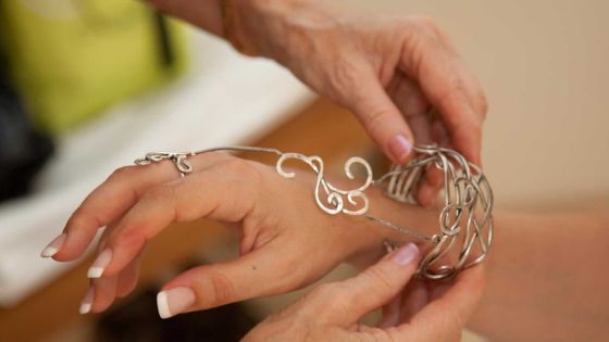 Parure de main: L’élégance au bout des doigts